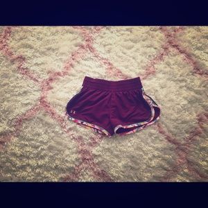 ⭐️ Women’s Under Armour shorts ⭐️